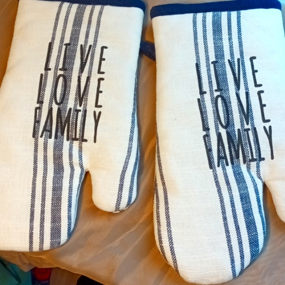 Navy and Cream Kitchen Mitts
